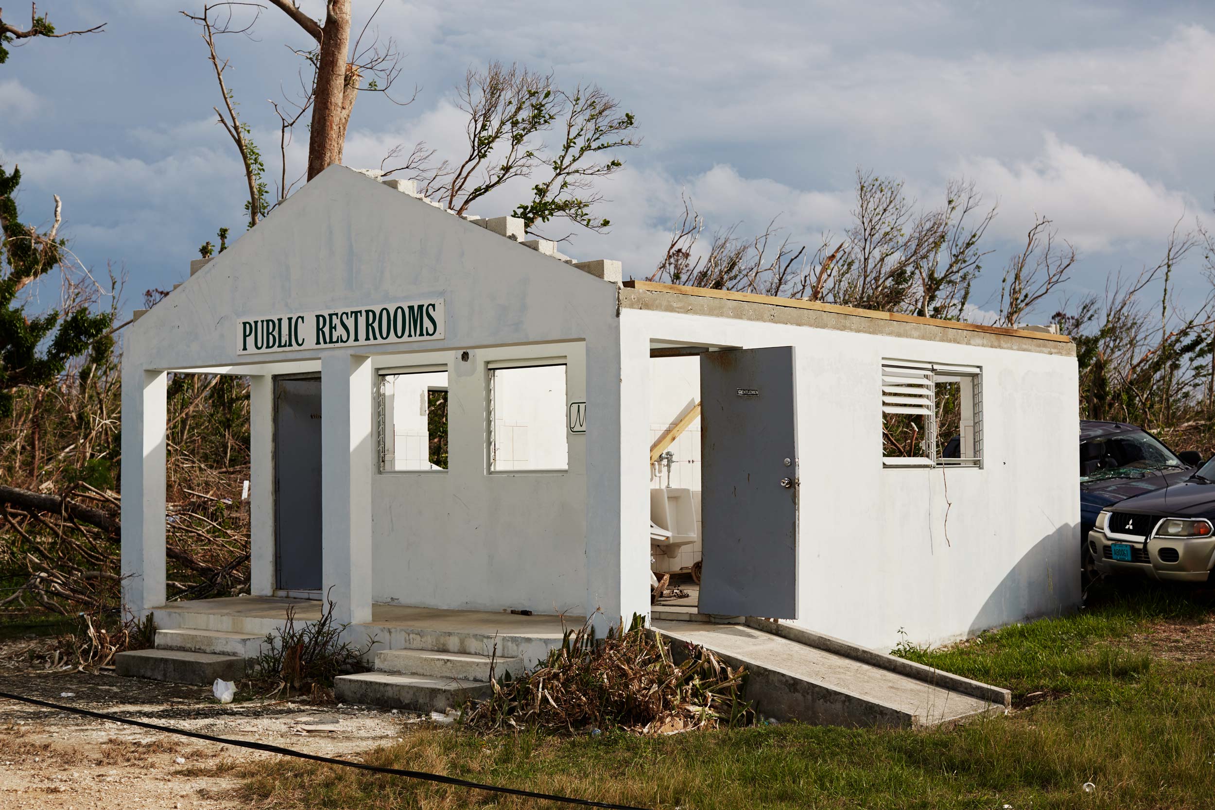 12-H911-BAHAMAS-RESTROOMS