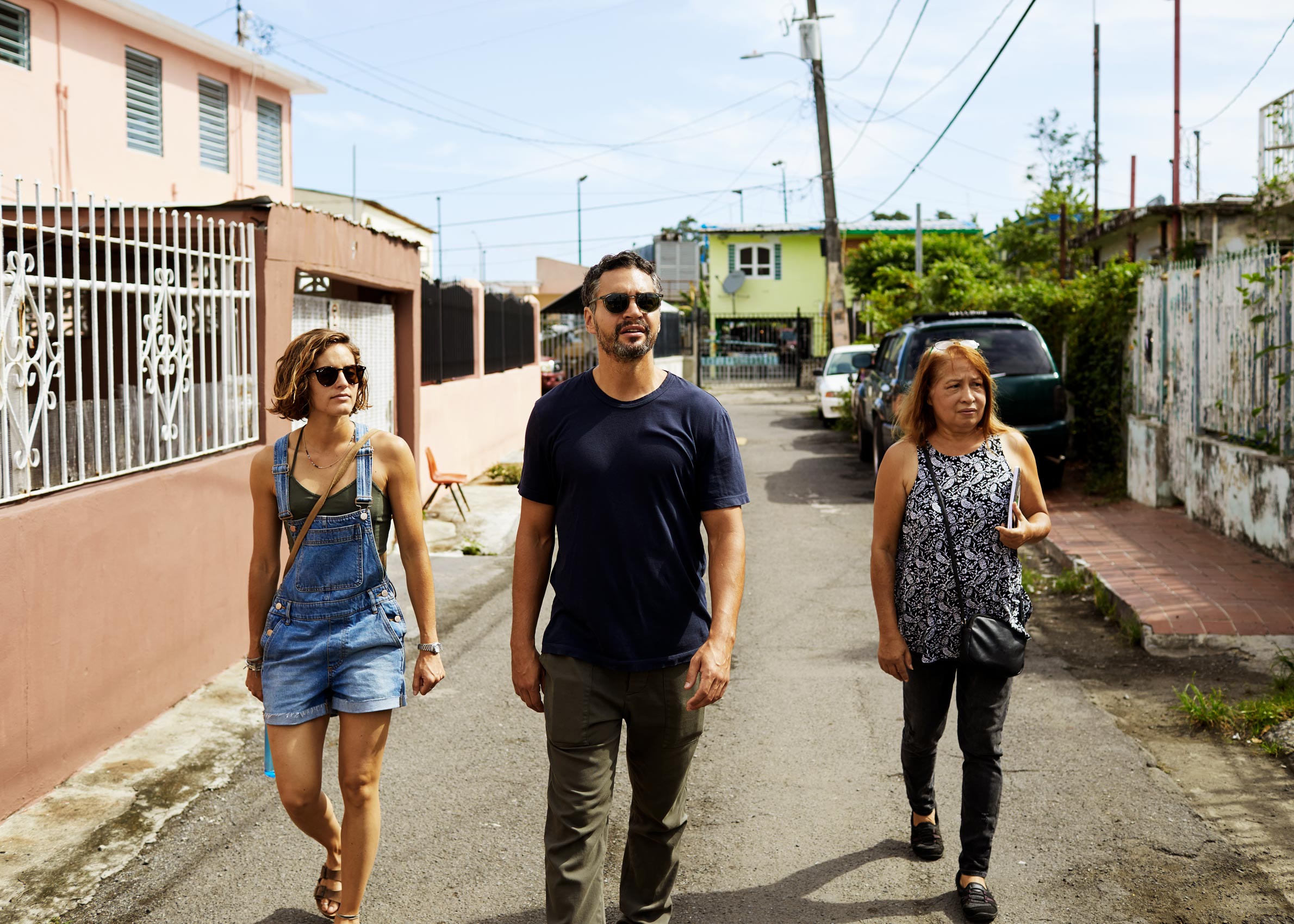 3-PEOPLE-H911-RR-WALK-1